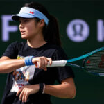 Emma Raducanu počúva trénera Francisa Roiga počas tréningu pred US Open v USTA Billie Jean King National Tennis Center 23. augusta 2025