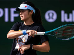 Emma Raducanu: Nechcem trénera, ktorý mi hovorí, čo mám robiť Emma Raducanu počúva trénera Francisa Roiga počas tréningu pred US Open v USTA Billie Jean King National Tennis Center 23. augusta 2025