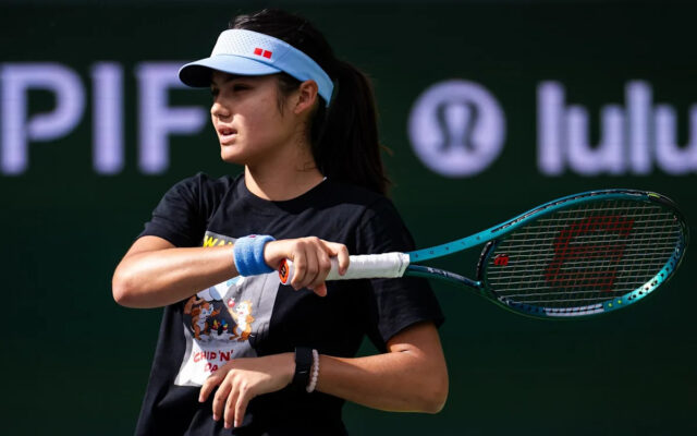 Emma Raducanu počúva trénera Francisa Roiga počas tréningu pred US Open v USTA Billie Jean King National Tennis Center 23. augusta 2025