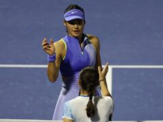 Emma Raducanu vysvetľuje, prečo bol jej „prirodzený spôsob hry“ „vytrénovaný zo mňa“ (REUTERS)