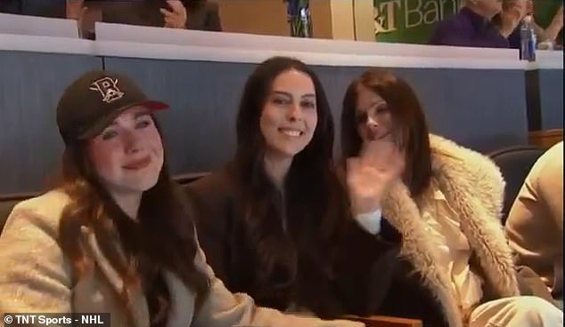 Emocionálny moment Snúbenica hviezdy NHL sa vracia na tribúnu po Snúbenica hviezdy Buffala Sabres Rasmusa Dahlina Carolina Matovac sa vrátila na tribúnu