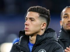 Enzo Fernandez pripúšťa, že po hanbe z PSG by mohol Chelsea opustiť toto leto LONDÝN, ANGLICKO - 17. marca: Enzo Fernández z Chelsea po porážke svojich tímov 3:0 počas zápasu osemfinále 2. kola Ligy majstrov UEFA 2025/26 medzi FC Chelsea a FC Paris Saint-Germain na Stamford Bridge 17. marca 2026 v Londýne v Anglicku. (Foto: Robin Jones/Getty Images)