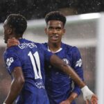 Estevao z Chelsea oslavuje po strelení gólu na 4:1 s Jamiem Gittensom z Chelsea počas zápasu fázy MD3 Ligy majstrov UEFA 2025/26 medzi Chelsea FC a AFC Ajax na Stamford Bridge 22. októbra 2025 v Londýne v Anglicku.