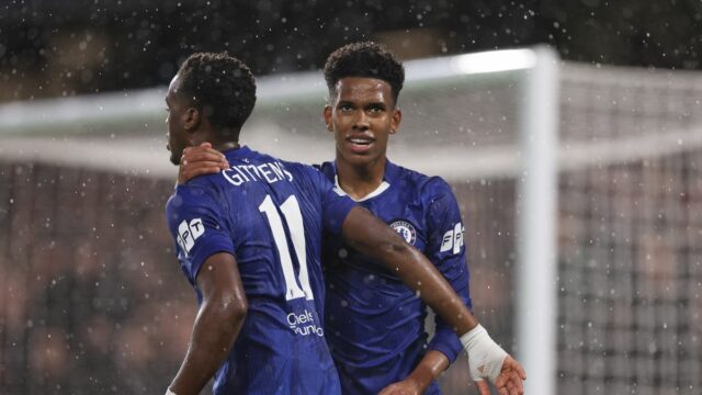 Estevao z Chelsea oslavuje po strelení gólu na 4:1 s Jamiem Gittensom z Chelsea počas zápasu fázy MD3 Ligy majstrov UEFA 2025/26 medzi Chelsea FC a AFC Ajax na Stamford Bridge 22. októbra 2025 v Londýne v Anglicku.