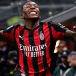 Pervis Estupinan oslavuje gól proti Interu Miláno