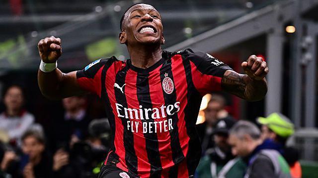 Estupinan skóroval ako AC Miláno na čele s Interom v Pervis Estupinan oslavuje gól proti Interu Miláno
