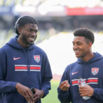 VILLARREAL, ŠPANIELSKO – 8. MAREC: Alexander Freeman z Villarreal CF sa pozerá počas rozcvičky pred zápasom LaLiga EA Sports medzi Villarreal CF a Elche CF na Estadio de la Ceramica 8. marca 2026 v španielskom Villarreale. (Foto: Alex Caparros/Getty Images)