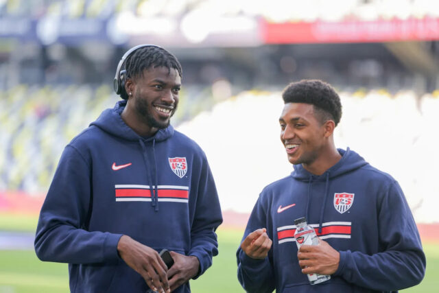 VILLARREAL, ŠPANIELSKO – 8. MAREC: Alexander Freeman z Villarreal CF sa pozerá počas rozcvičky pred zápasom LaLiga EA Sports medzi Villarreal CF a Elche CF na Estadio de la Ceramica 8. marca 2026 v španielskom Villarreale. (Foto: Alex Caparros/Getty Images)