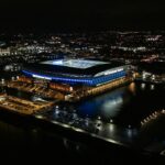 Štadión Hill Dickinson, nový domov Evertonu na brehu rieky Mersey, je veľkolepá aréna postavená v oblasti starých dokov, ktorá ho stavia priamo do srdca námorníckeho dedičstva mesta.