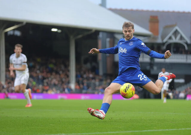 Everton odhaľuje postoj k budúcnosti Kiernana Dewsbury-Hallu uprostred záujmu Man United
