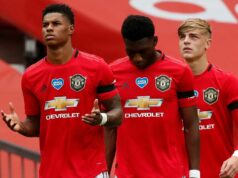 Ex-Man Utd hviezda trénovala s klubom Premier League po tom, čo bol dva roky voľným hráčom MANCHESTER, ANGLICKO - 19. SEPTEMBER: Timothy Fosu-Mensahof Manchester United v akcii s Jordanom Ayewom z Crystal Palace počas zápasu Premier League medzi Manchestrom United a Crystal Palace na Old Trafford 19. septembra 2020 v Manchestri v Anglicku. (Foto: Matthew Peters/Manchester United cez Getty Images)