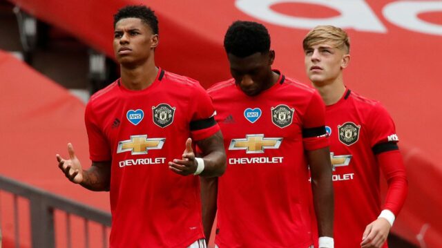 MANCHESTER, ANGLICKO - 19. SEPTEMBER: Timothy Fosu-Mensahof Manchester United v akcii s Jordanom Ayewom z Crystal Palace počas zápasu Premier League medzi Manchestrom United a Crystal Palace na Old Trafford 19. septembra 2020 v Manchestri v Anglicku. (Foto: Matthew Peters/Manchester United cez Getty Images)