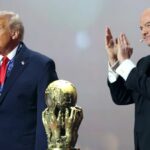 Americký prezident Donald Trump preberá cenu FIFA za mier z rúk prezidenta FIFA Gianniho Infantina počas oficiálneho žrebovania Majstrovstiev sveta vo futbale 2026 v John F. Kennedy Center for the Performing Arts 5. decembra 2025 vo Washingtone, DC. (Foto Emilee Chinn – FIFA/FIFA cez Getty Images)