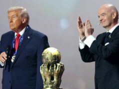 FIFA musí prestať falšovať Donalda Trumpa a konať pred majstrovstvami sveta v roku 2026 Americký prezident Donald Trump preberá cenu FIFA za mier z rúk prezidenta FIFA Gianniho Infantina počas oficiálneho žrebovania Majstrovstiev sveta vo futbale 2026 v John F. Kennedy Center for the Performing Arts 5. decembra 2025 vo Washingtone, DC. (Foto Emilee Chinn – FIFA/FIFA cez Getty Images)