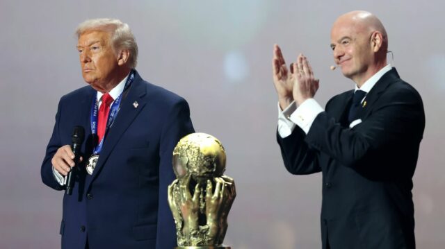 Americký prezident Donald Trump preberá cenu FIFA za mier z rúk prezidenta FIFA Gianniho Infantina počas oficiálneho žrebovania Majstrovstiev sveta vo futbale 2026 v John F. Kennedy Center for the Performing Arts 5. decembra 2025 vo Washingtone, DC. (Foto Emilee Chinn – FIFA/FIFA cez Getty Images)