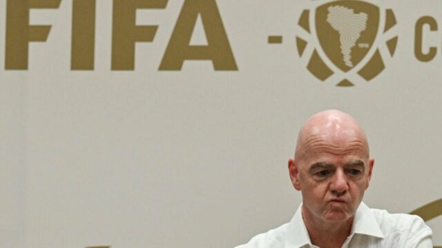 FIFA oznámila nové pravidlo boja proti verbálnemu napádaniu hráčov po kontroverzii Viniciusa Jr
