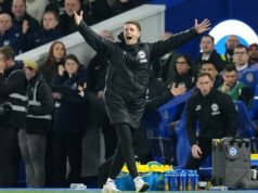 Fabian Hurzeler narieka nad tým, že Arsenal stráca čas po porážke v Brightone a žiada akciu David Raya sa niekoľkokrát zranil na palubovke (REUTERS)