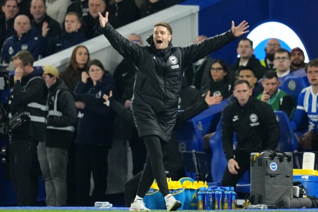 David Raya sa niekoľkokrát zranil na palubovke (REUTERS)