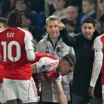 Španielsky manažér Arsenalu Mikel Arteta sa rozpráva so svojimi hráčmi počas prestávky v hre počas futbalového zápasu anglickej Premier League medzi Brightonom a Hove Albion a Arsenalom na štadióne American Express Community Stadium v ​​Brightone v južnom Anglicku 4. marca 2026.