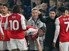 Fabian Hurzeler v nahnevanom súboji s Mikelom Artetom po tom, čo porušil taktiku Arsenalu Španielsky manažér Arsenalu Mikel Arteta sa rozpráva so svojimi hráčmi počas prestávky v hre počas futbalového zápasu anglickej Premier League medzi Brightonom a Hove Albion a Arsenalom na štadióne American Express Community Stadium v Brightone v južnom Anglicku 4. marca 2026.