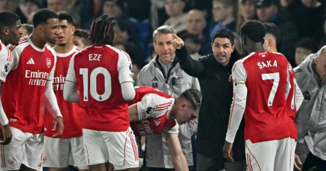 Španielsky manažér Arsenalu Mikel Arteta sa rozpráva so svojimi hráčmi počas prestávky v hre počas futbalového zápasu anglickej Premier League medzi Brightonom a Hove Albion a Arsenalom na štadióne American Express Community Stadium v ​​Brightone v južnom Anglicku 4. marca 2026.