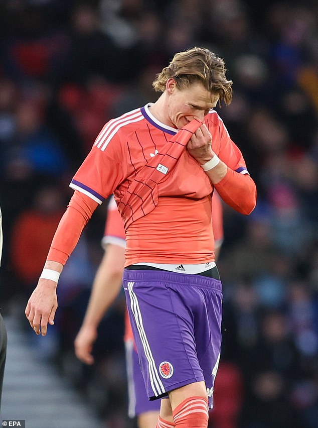 Faktor dobrej nálady v Škótsku rýchlo mizne, keď sa na Scott McTominay odchádza z ihriska v Hampdene po tom, čo nedokázal zasiahnuť dánske výšiny