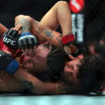 28. júna 2025; Las Vegas, Nevada, USA; Beneil Dariush (červené rukavice) bojuje s Renatom Moicanom (modré rukavice) počas UFC 317 v T-Mobile Arene. Povinný kredit: Stephen R. Sylvanie-Imagn Images