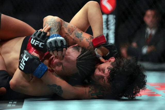 28. júna 2025; Las Vegas, Nevada, USA; Beneil Dariush (červené rukavice) bojuje s Renatom Moicanom (modré rukavice) počas UFC 317 v T-Mobile Arene. Povinný kredit: Stephen R. Sylvanie-Imagn Images