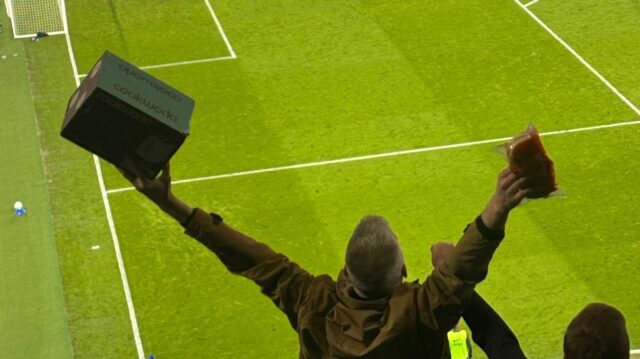 Fanúšik Evertonu dostane na štadióne hriankovač a lievance a pripojí sa k legendám mopedov a robertkov
