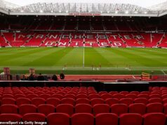 Fanúšik ‚Helpless‘ Man United, 76 rokov, VYHRNUTÝ zo sedadla, ktoré jeho rodina používala 77 rokov na Old Trafford… keď sir Jim Ratcliffe vyhnal 1 100 priaznivcov z miest, aby uvoľnil miesto pre pohostinskú sekciu v hodnote 425 libier na hlavu. Dlhoročného fanúšika Manchestru United (76) vyhodili zo sedadla, ktoré mala jeho rodina už 77 rokov.