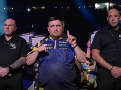 Fanúšik Man Utd Luke Littler brutálne trolluje priaznivcov rivalov z Premier League v chôdzi Luke Littler gestom 1-0