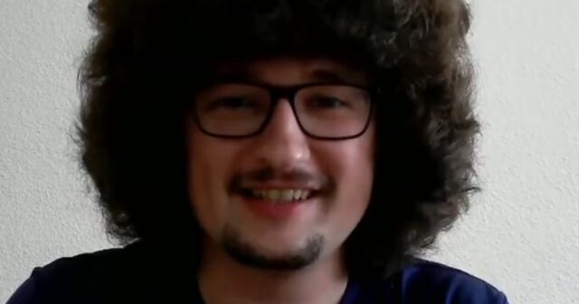 Fanúšik Man Utd, ktorý si neostrihá vlasy, kým nevyhrá päť Frank Ilett