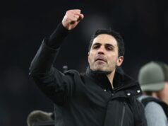 Fanúšikovia Arsenalu oslavujú najskôr Deň St Totteringham po prehre Spurs s Fulhamom Mikel Arteta