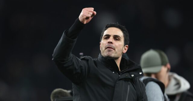 Fanúšikovia Arsenalu oslavujú najskôr Deň St Totteringham po prehre Spurs Mikel Arteta