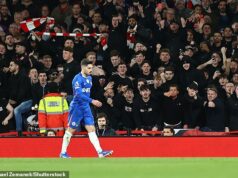 Fanúšikovia Chelsea sú chorí z idiotskej sebasabotáže, ktorá vykoľajila ich sezónu po tom, čo sa v Arsenale opäť ukázala drahá deviata červená karta – niet divu, že na Pedra Neta pršali nadávky, píše KIERAN GILL Pedro Neto bol nemilosrdne roztrhaný fanúšikmi Chelsea a posmievaný fanúšikmi Arsenalu po tom, čo sa stal deviatou hviezdou Blues v tejto sezóne, ktorá v nedeľu dostala svoj pochodový rozkaz.