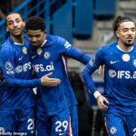 Fanúšikovia Chelsea sa obrátili na Wesleyho Fofana (v strede) po tom, čo naznačil, že jeho tím by mohol prehrať zápas proti Aston Ville.