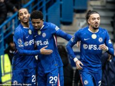 Fanúšikovia Chelsea zapnú hviezdu 70 miliónov libier za jeho „znepokojujúce“ komentáre hodiny pred zápasom, ktorý musia vyhrať v Aston Ville. Fanúšikovia Chelsea sa obrátili na Wesleyho Fofana (v strede) po tom, čo naznačil, že jeho tím by mohol prehrať zápas proti Aston Ville.