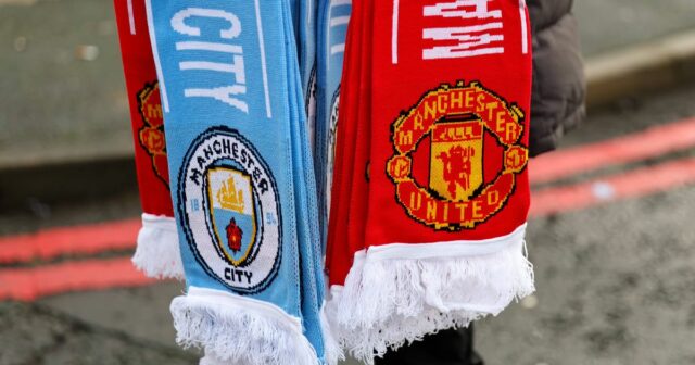 MANCHESTER, ANGLICKO – 17. JANUÁRA: Pol na pol šály Manchester United vs Manchester City sa predávajú v stánku s tovarom pred zápasom Premier League medzi Manchestrom United a Manchester City na Old Trafford 17. januára 2026 v Manchestri v Anglicku. (Foto: Robbie Jay Barratt - AMA/Getty Images)