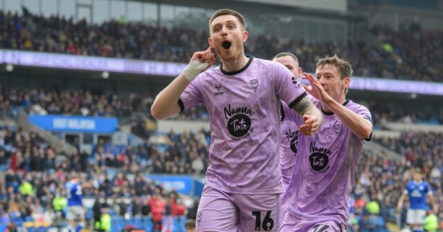 Dom Jefferies z Lincoln City oslavuje