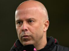 Fanúšikovia Liverpoolu fajčia nad „smiešnym“ rozhodnutím Arna Slotu ako zraneného esa vynechať Galatasaray Arne Slot po zápase s Liverpoolom