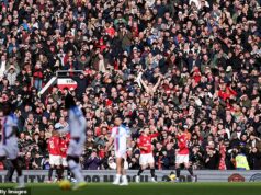 Fanúšikovia Man United zareagovali po tom, čo ich klub „ignoroval“, keďže ceny sezónnych vstupeniek sa zvyšujú už PIATÝ rok v rade Priaznivci Manchestru United protestovali proti ďalšiemu zvýšeniu ceny permanentiek