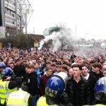 Fanúšikovia Newcastlu a Sunderlandu sa stretávajú pred St James' Parkom, keď „fľaše hádžu na políciu“