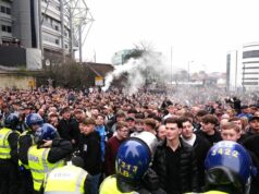 Fanúšikovia Newcastlu a Sunderlandu sa stretávajú pred St James‘ Parkom, keď „fľaše hádžu na políciu“ Fanúšikovia Newcastlu a Sunderlandu sa stretávajú pred St James' Parkom, keď „fľaše hádžu na políciu“