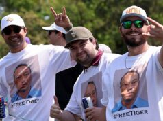 Fanúšikovia Tigera Woodsa po zatknutí prejavujú podporu golfovej legende Fanúšikovia Tigera Woodsa po zatknutí prejavujú podporu golfovej legende