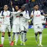 Hráči Tottenhamu oslavujú svoje víťazstvo vo Frankfurte - ale fanúšikovia robili nacistické pozdravy