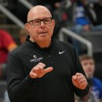 Fanúšikovia sú presvedčení, že zápas March Madness bol zmanipulovaný po tom, čo trénerovi Santa Clary Herbovi Sendekovi neudelili oddychový čas, ktorý sa zúfalo snažil dovolať proti Kentucky.