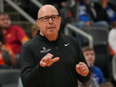 Fanúšikovia boli presvedčení, že hra March Madness bola „zmanipulovaná“, pretože bombové zábery vrhajú nové svetlo na chaotický koniec Fanúšikovia sú presvedčení, že zápas March Madness bol zmanipulovaný po tom, čo trénerovi Santa Clary Herbovi Sendekovi neudelili oddychový čas, ktorý sa zúfalo snažil dovolať proti Kentucky.