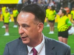 Fanúšikovia obviňujú šéfa NRL Petra V’landysa, že dostal „jednu z nefunkčných zákaziek na farbenie vlasov“, keď debutoval v prevratnom novom vzhľade v Las Vegas. Na snímke: Peter V'landys počas svojho vystúpenia vo Fox Sports na dvojzápase NRL v Las Vegas, čo spôsobilo, že fanúšikovia boli presvedčení, že mal skazenú prácu pri farbení vlasov.