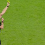 Farciálne rozhodnutie rozhodcov znamená, že hviezda Man United unikla červenej karte napriek tomu, že pri remíze Anglicka s Uruguajom vo Wembley dostala DVE žlté karty – v novom momente „Graham Poll“