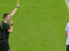 Farciálne rozhodnutie rozhodcov znamená, že hviezda Man United unikla červenej karte napriek tomu, že pri remíze Anglicka s Uruguajom vo Wembley dostala DVE žlté karty – v novom momente „Graham Poll“ Farciálne rozhodnutie rozhodcov znamená, že hviezda Man United unikla červenej karte napriek tomu, že pri remíze Anglicka s Uruguajom vo Wembley dostala DVE žlté karty – v novom momente „Graham Poll“